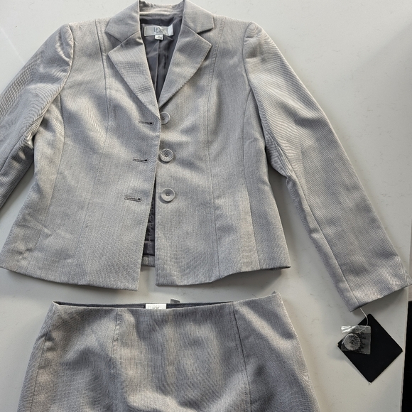 Le Suit Women's Gray Blazer and Skirt Set BNWT - Picture 3 of 9